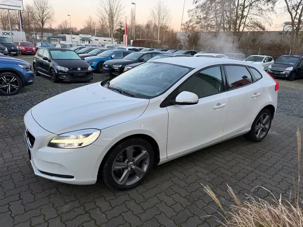 Main__Slider__Photo:Volvo V40 Momentum=Automatik %% Sale %% 01/2018-0