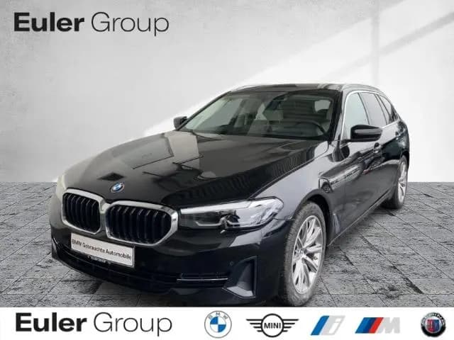 Main__Slider__Photo:BMW 5 Series 520 d xDrive Tour HiFi Kamera HUD Ambiente Pano 08/2022-0
