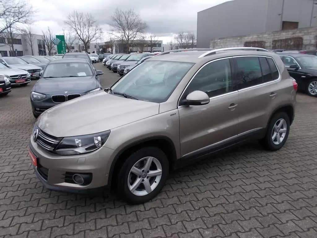 Main__Slider__Photo:Volkswagen Tiguan Lounge AHK, Navi PANO-Dach, zus.Winterräd 08/2015-0