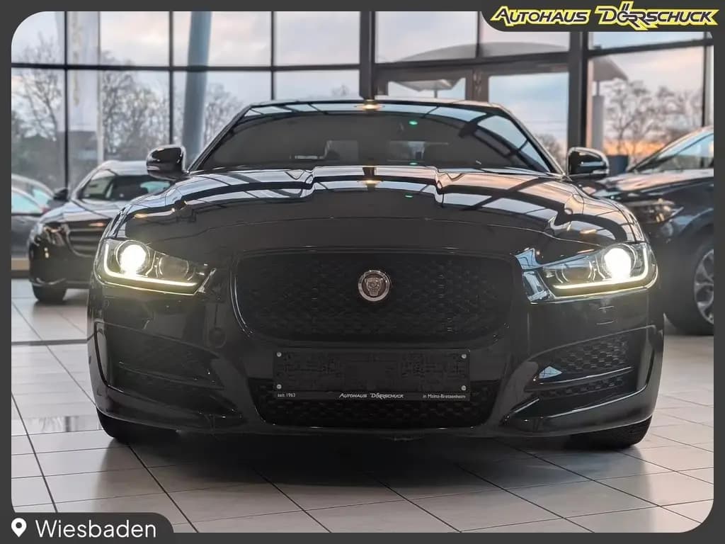 Main__Slider__Photo:Jaguar XE 25t R-Sport AWD KAMERA Sitzheiz. PANORAMA 01/2017-0