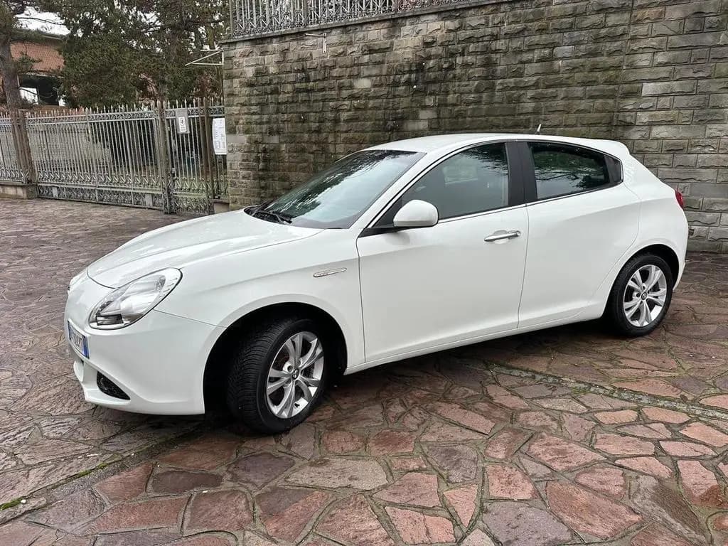 Main__Slider__Photo:Alfa Romeo Giulietta 2.0 JTDm-2 140 CV Distincti 01/2012-0