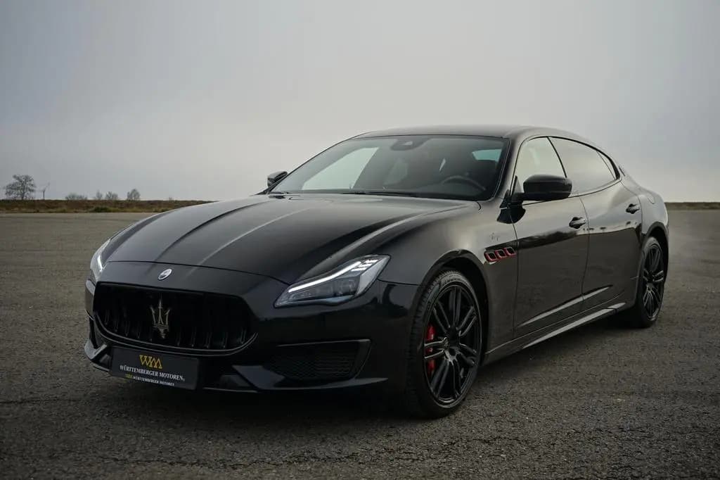 Main__Slider__Photo:Maserati Quattroporte Trofeo*CARBON*MY23*B&W*360*SOFT* 12/2022-0