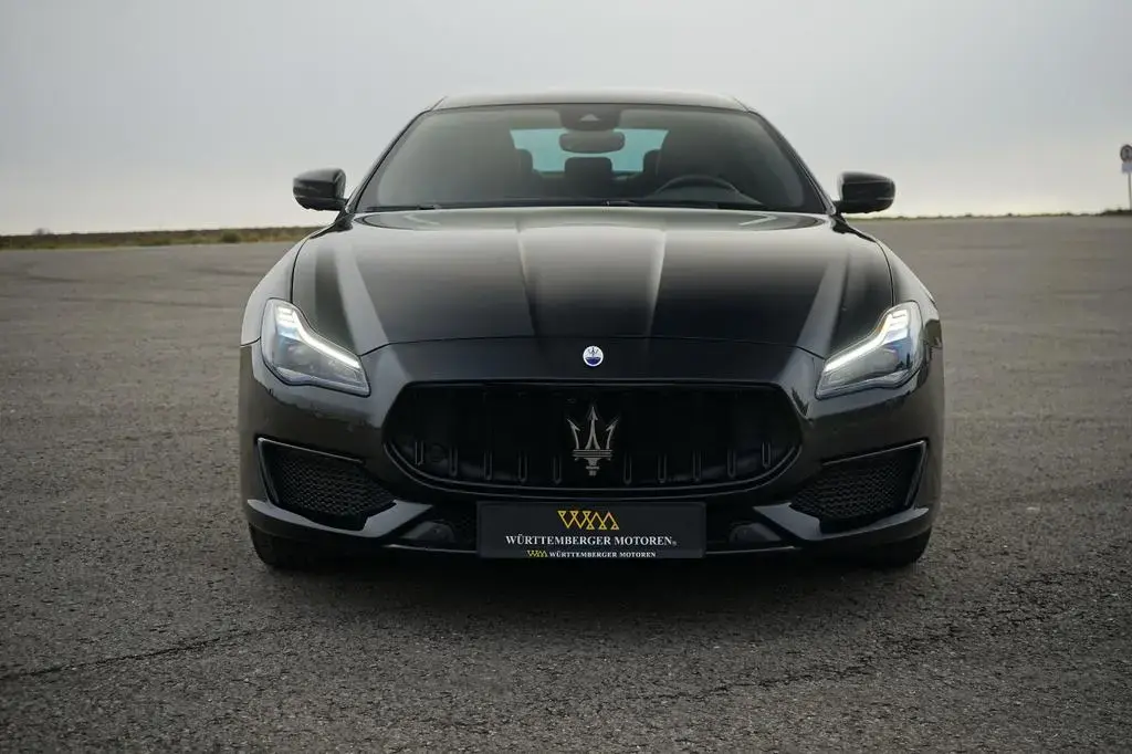 Main__Slider__Photo:Maserati Quattroporte Trofeo*CARBON*MY23*B&W*360*SOFT* 12/2022-1