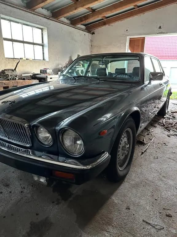Main__Slider__Photo:Jaguar XJ V12 Oldtimer 12/1985-0