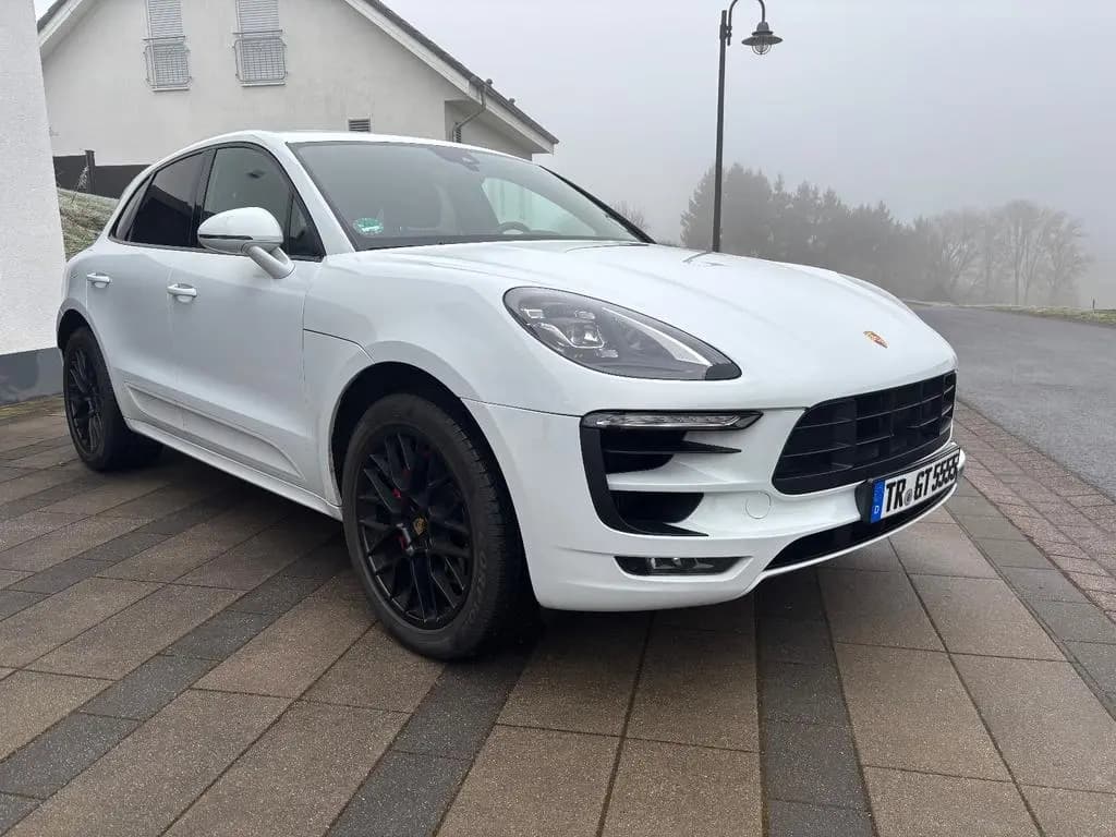 Main__Slider__Photo:Porsche Macan GTS Approved Bremsen neu ACC AHK Kamera 01/2018-0