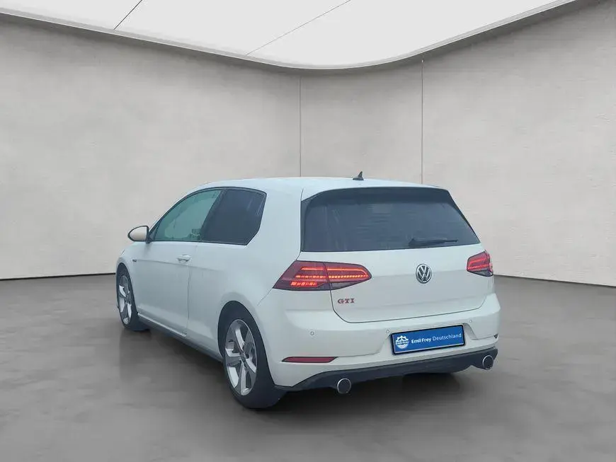 Main__Slider__Photo:Volkswagen Golf GTI (BlueMotion Technology) DSG Performance 09/2017-1