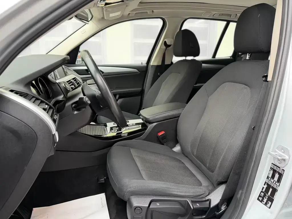 Main__Slider__Photo:BMW X3 xDrive 20 i Advantage Panorama Dach 01/2019-1