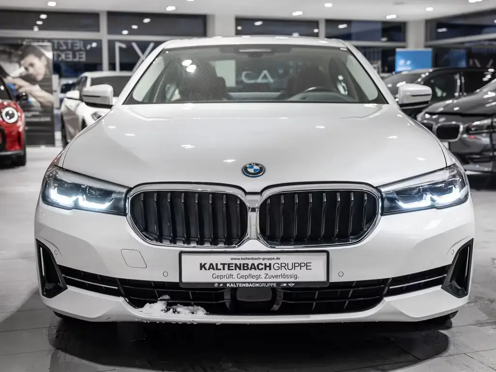 Main__Slider__Photo:BMW 5 Series e xDrive AHK HUD LED ACC W-LAN NAVI HGSD H/K 12/2022-1