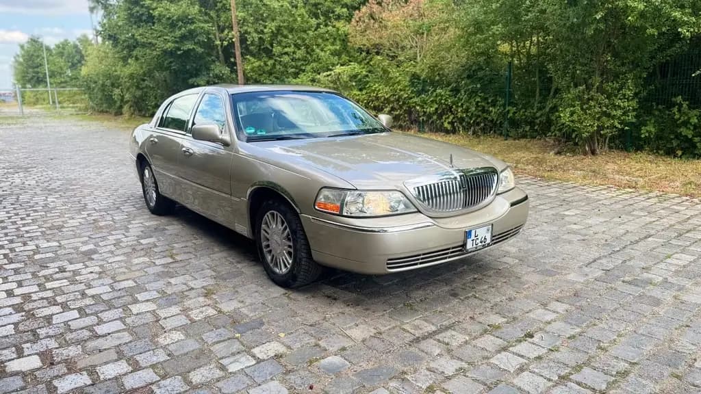 Main__Slider__Photo:Lincoln Town Car V8 Designer Sofa Couch 01/2009-0