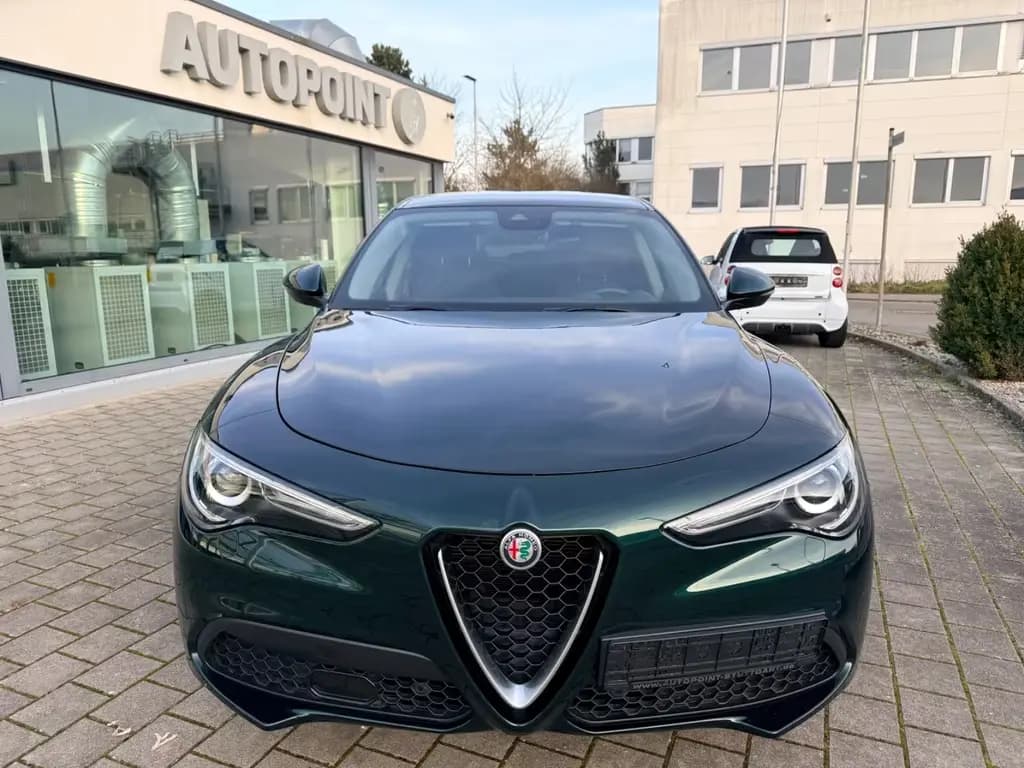 Main__Slider__Photo:Alfa Romeo Stelvio Business Q4 Apple Car Play PDC 8 X Alu 07/2020-0