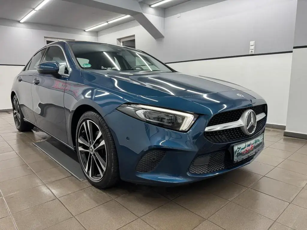 Main__Slider__Photo:Mercedes-Benz A-Class 180 Lim Edition19/Widescreen/Multibeam/Ambient 10/2019-1