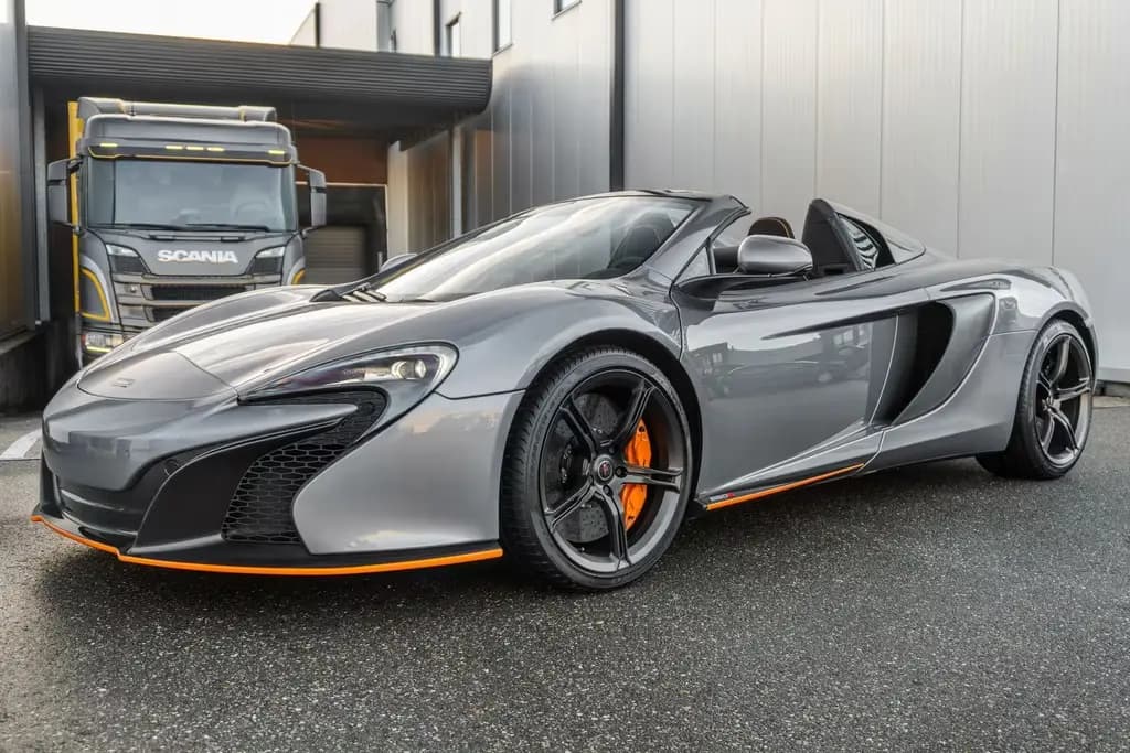Main__Slider__Photo:McLaren 650S Spider - Titanium Silver - Carbon - Lift - 09/2015-0