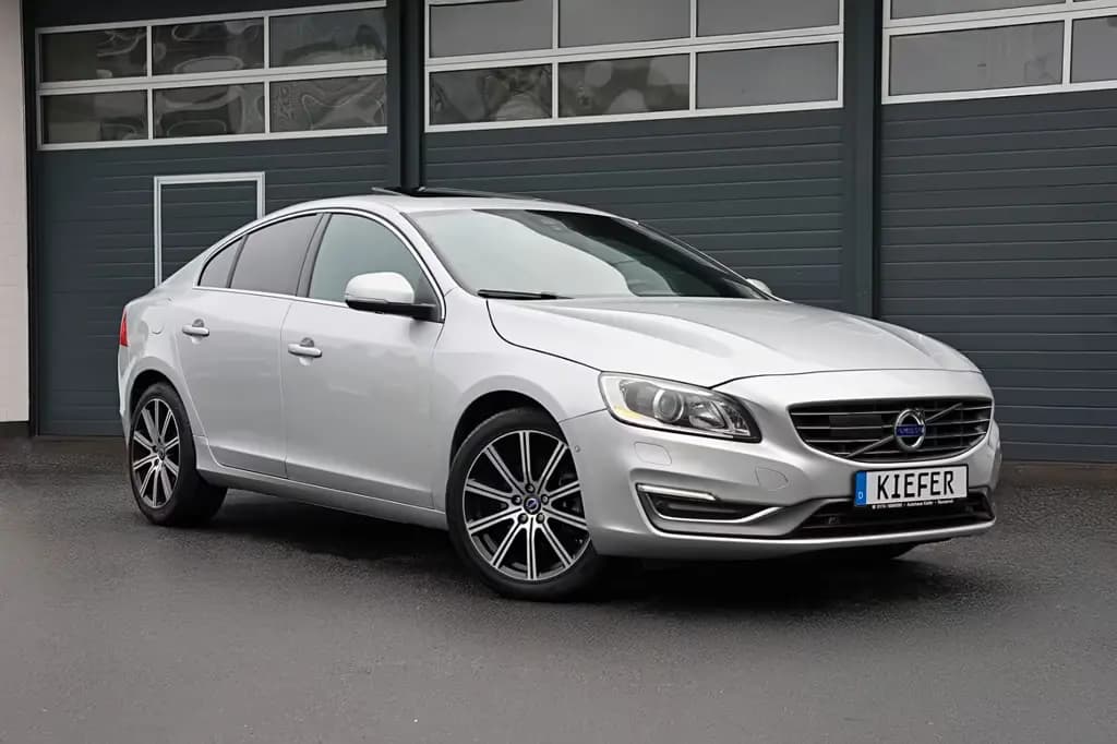 Main__Slider__Photo:Volvo S60 T5/R-Design/ACC+SPUR/4xSHZ/LHZ/KAMERA/TTW/18 04/2016-0