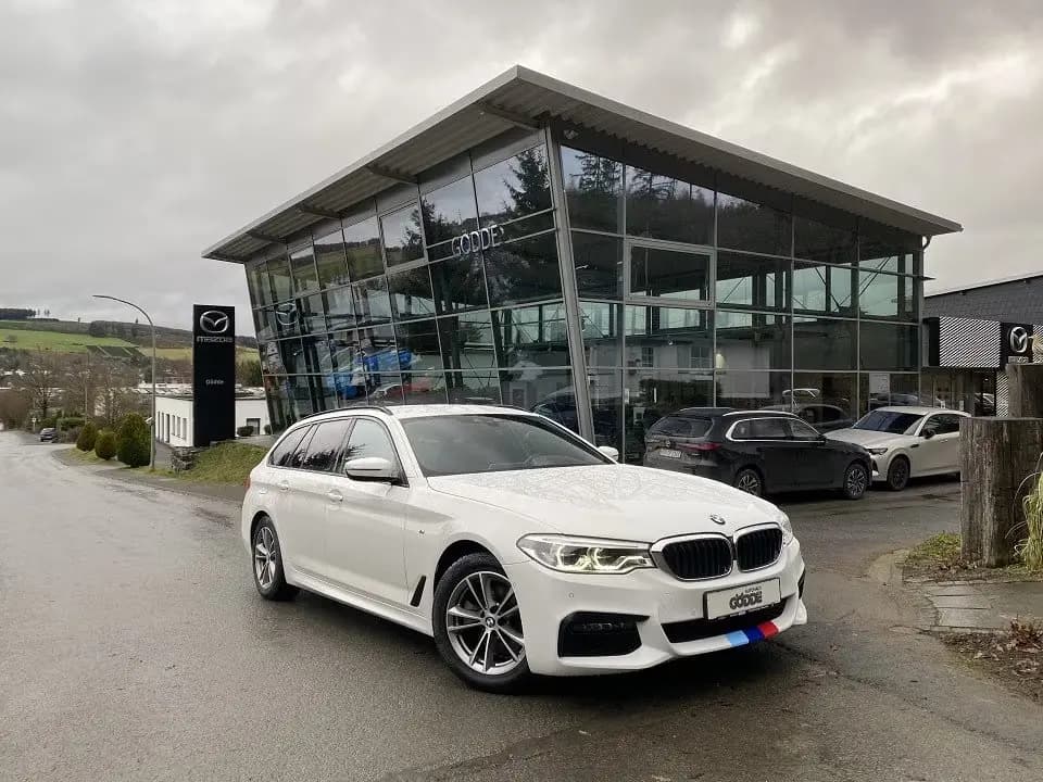Main__Slider__Photo:BMW 5 Series 520d 190 PS M Sport-Paket *Winterräder* 07/2019-0