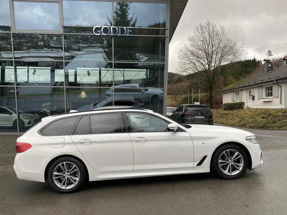 Main__Slider__Photo:BMW 5 Series 520d 190 PS M Sport-Paket *Winterräder* 07/2019-1