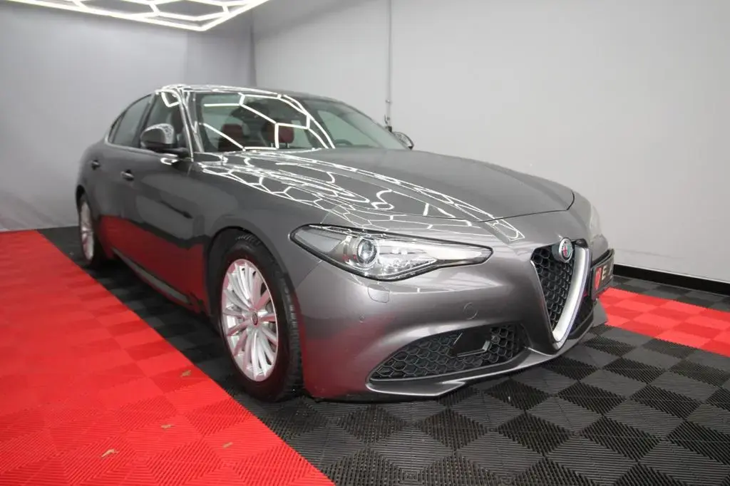 Main__Slider__Photo:Alfa Romeo Giulia Super 2.2 JTDM 1 Hand LHZ SHZ Bi-Xenon 09/2016-1