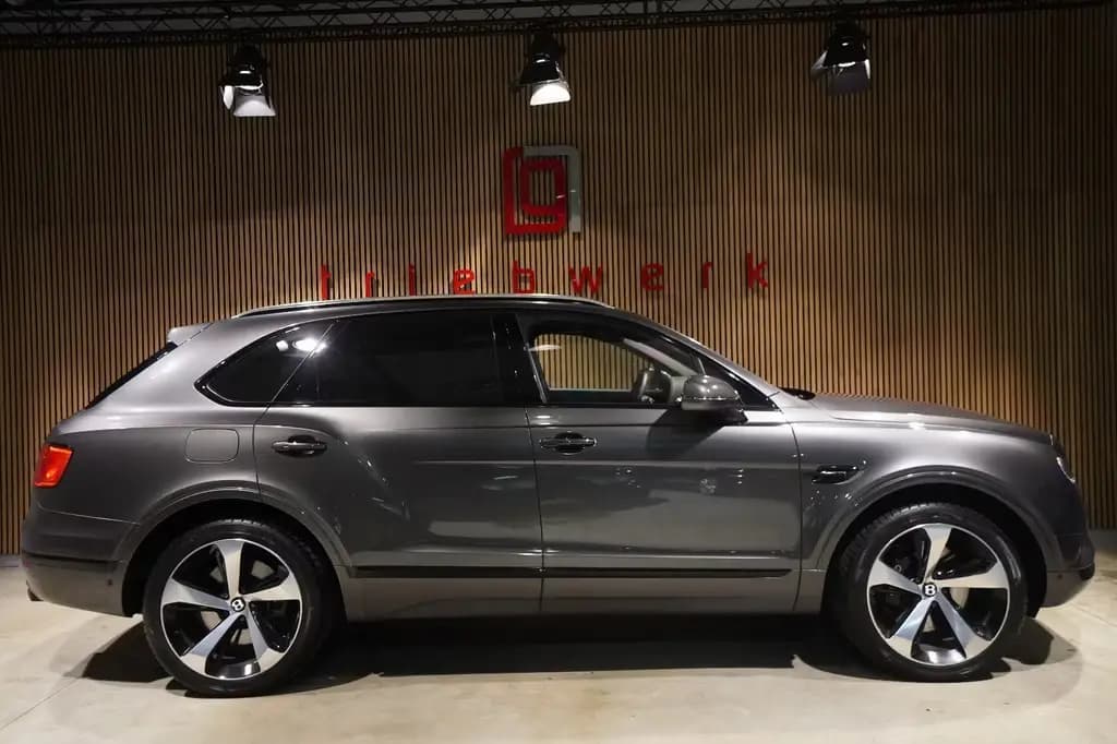 Main__Slider__Photo:Bentley Bentayga W12 6.0-Rear Entertainment-Blackpack 08/2019-0