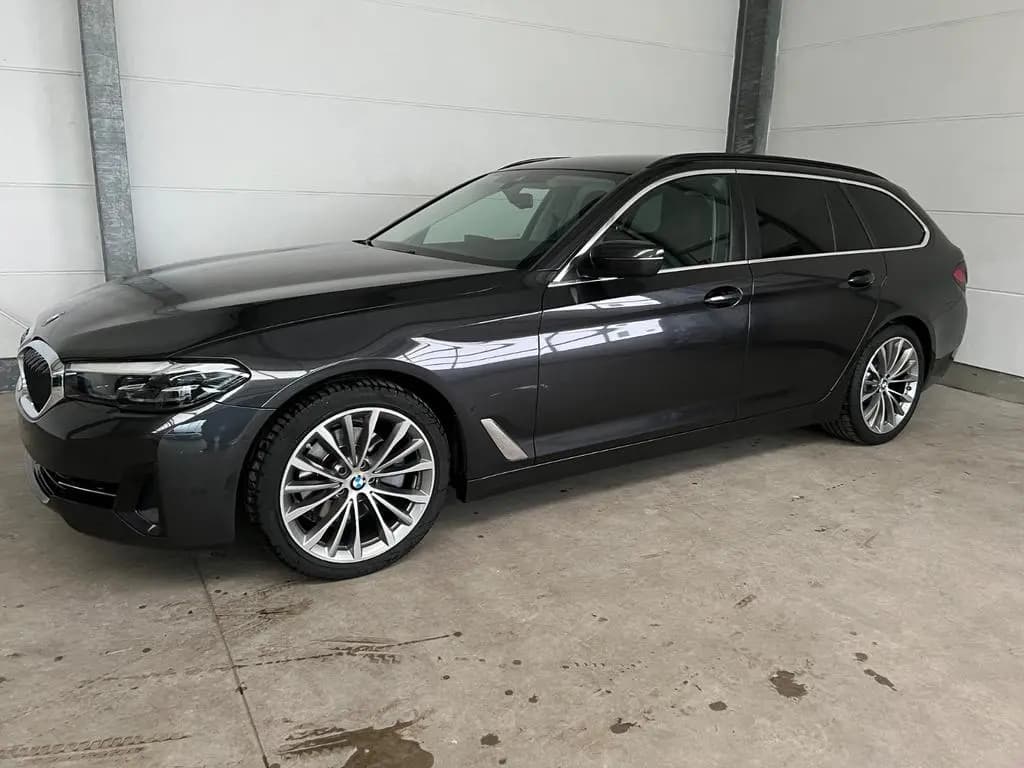 Main__Slider__Photo:BMW 5 Series 520d Touring+HUD+Park-Assist+Harman-K.+1.Hand. 07/2022-0