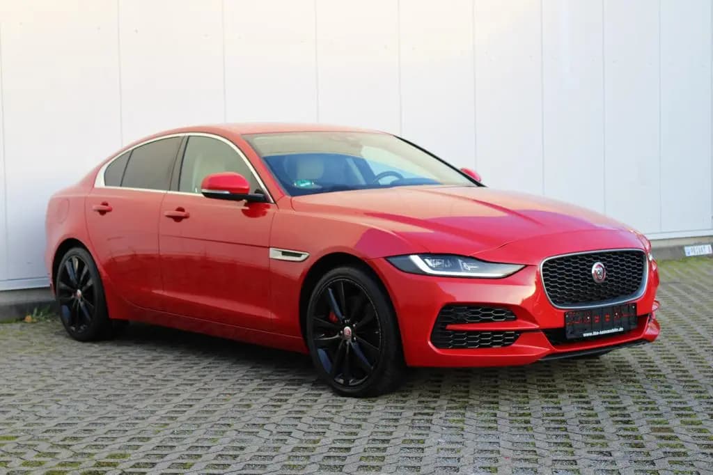 Main__Slider__Photo:Jaguar XE SE AWD P300 10/2019-0