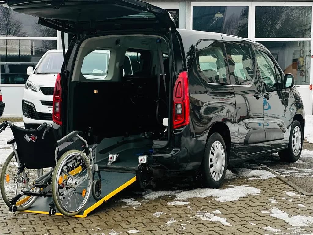 Main__Slider__Photo:Opel Combo Life E Edition Behindertengerecht-Rampe 07/2021-0