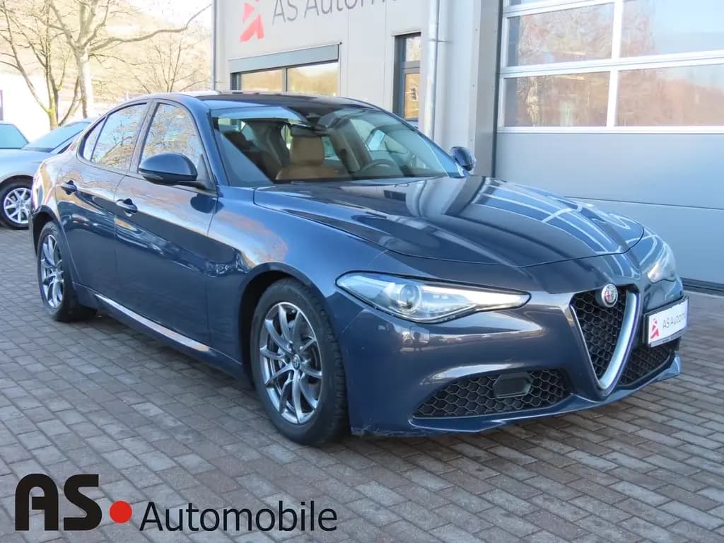 Main__Slider__Photo:Alfa Romeo Giulia 2.2 JTDM 2.Hd*Bi-Xen*Navi*SHZ*PDC 08/2018-0