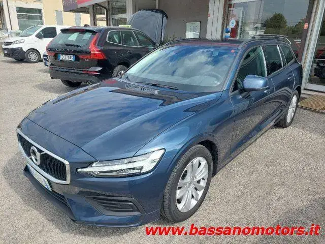 Main__Slider__Photo:Volvo V60 VOLVO V60 B4 (d) Geartronic Momentum Business 01/2023-1