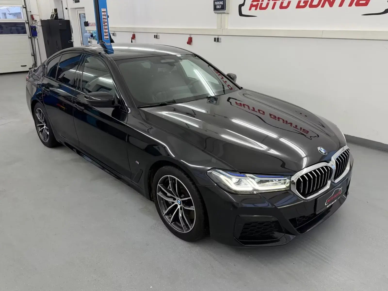 Main__Slider__Photo:BMW 5 Series 08/2021-1