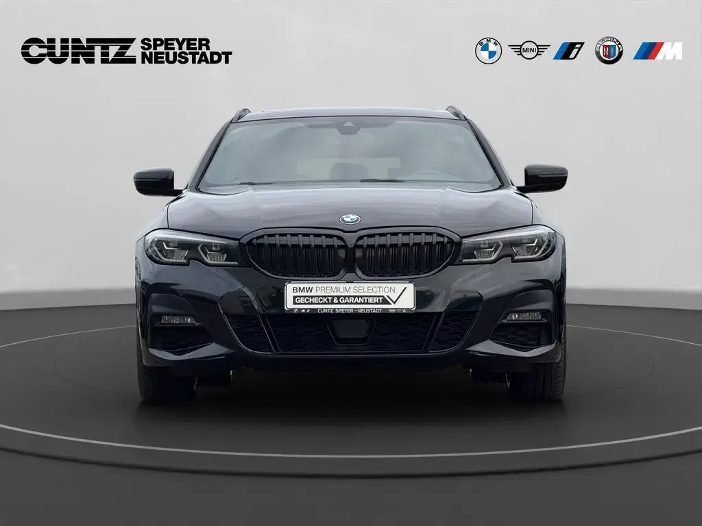 Main__Slider__Photo:BMW 3 Series 320d xDrive Touring M Sport Park/Drive-Assist. P 05/2022-1
