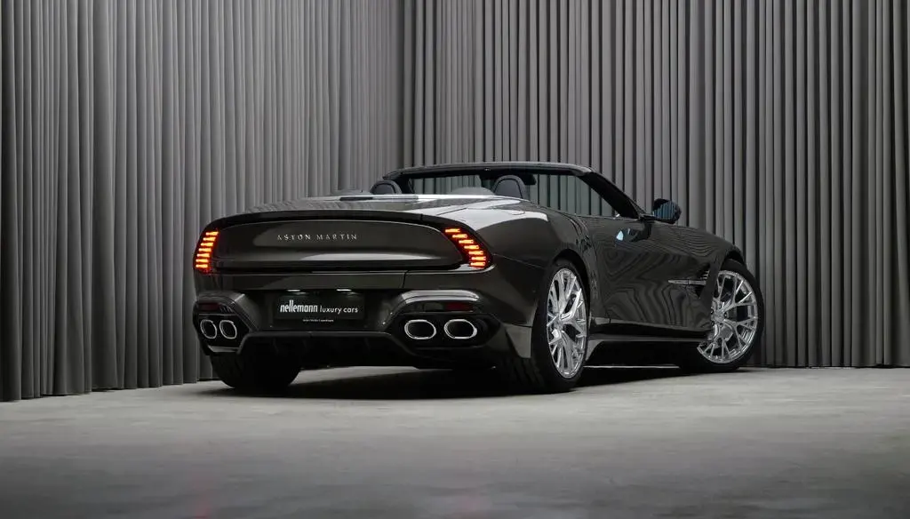 Main__Slider__Photo:Aston Martin Vanquish Volante null-1