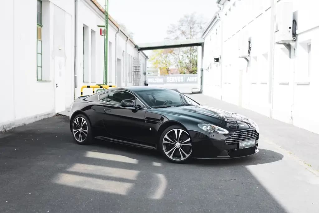 Main__Slider__Photo:Aston Martin V12 Vantage Carbon Black Edition *MwSt / Manual* 07/2010-0