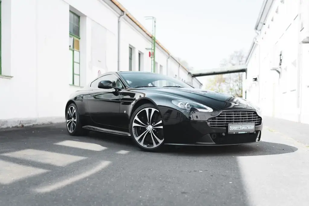 Main__Slider__Photo:Aston Martin V12 Vantage Carbon Black Edition *MwSt / Manual* 07/2010-1