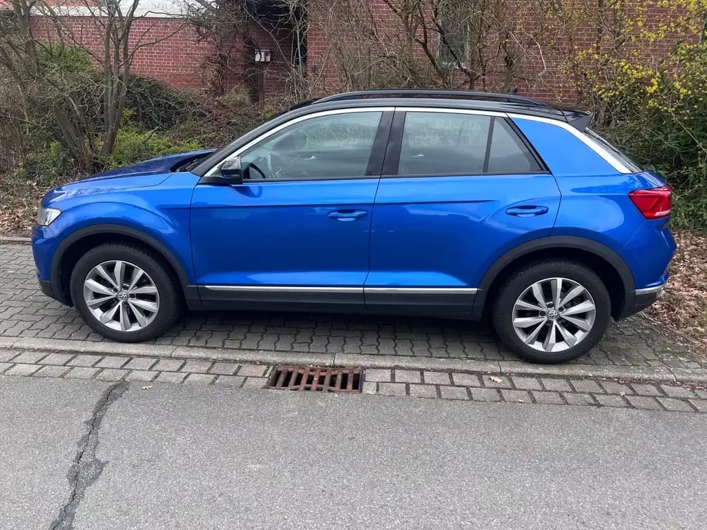 Main__Slider__Photo:Volkswagen T-Roc 1.0 TSI - Top Zustand 8 fach bereift AHK 06/2018-0