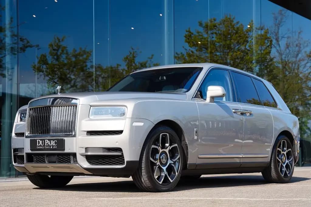 Main__Slider__Photo:Rolls-Royce Cullinan Bespoke Audio Starlight Twin Coachline 01/2024-0