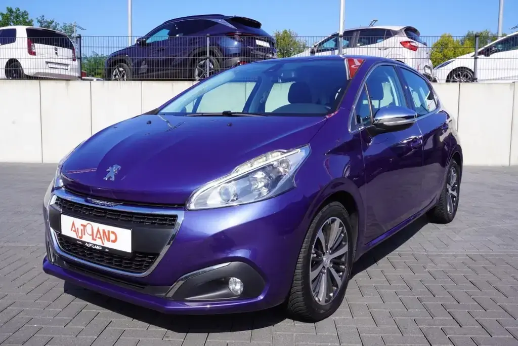 Main__Slider__Photo:Peugeot 208 1.2 PureTech e-Thp Aut. Navi Tempomat PDC 09/2017-1