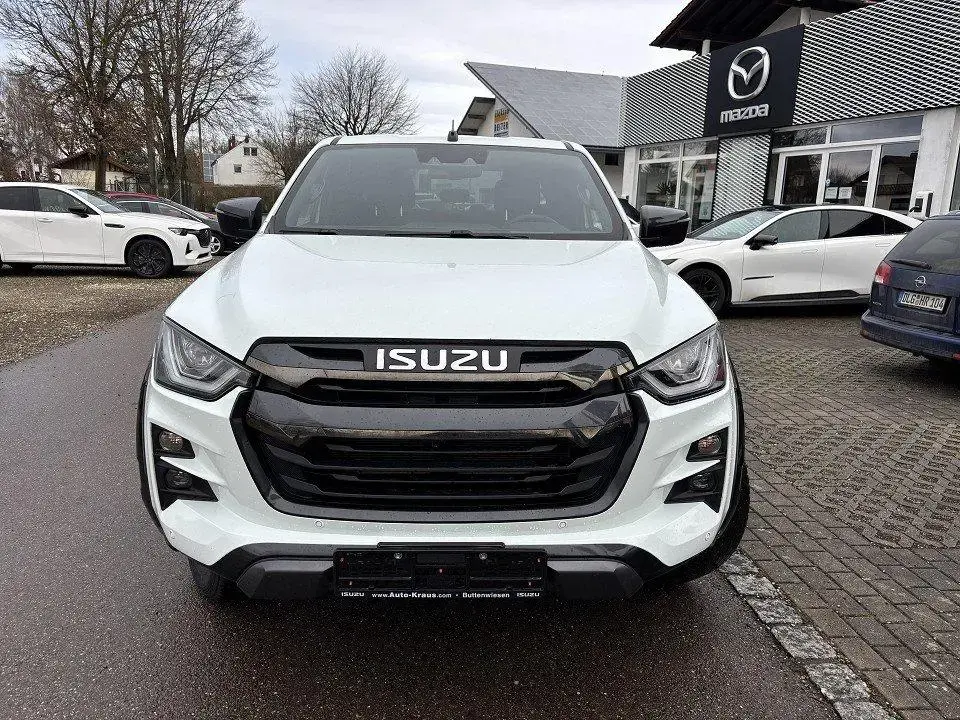 Main__Slider__Photo:Isuzu D-Max Double Cab 4x4 V-Cross AHK Mountaintop 08/2024-1