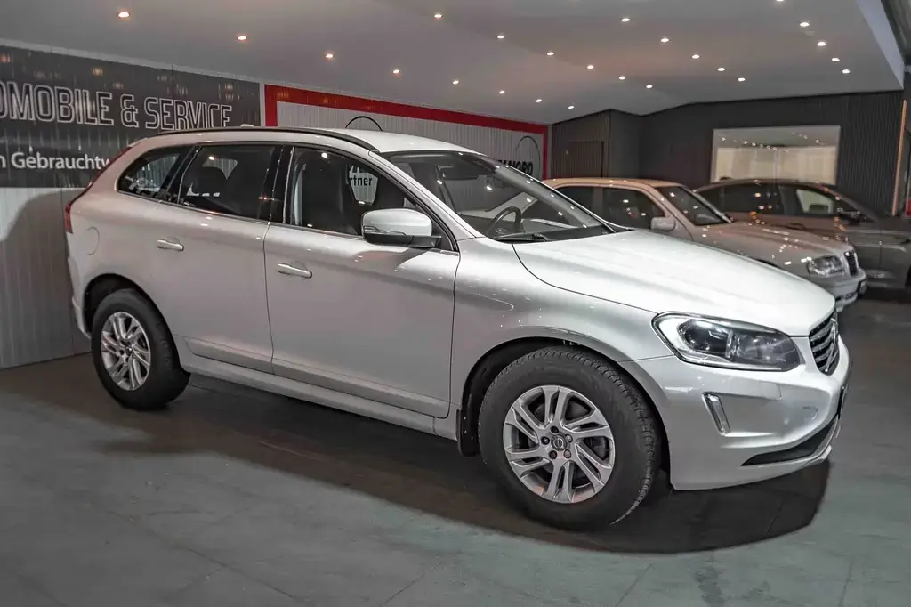 Main__Slider__Photo:Volvo XC60 Momentum AWD Bi-Xenon R.Kamera Tempomat 11/2016-1