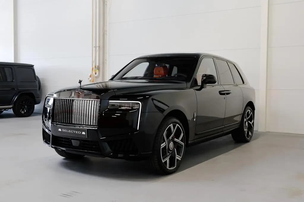 Main__Slider__Photo:Rolls-Royce Cullinan BADGE*PROD26*4 SEAT*STAR*STOCK* null-0