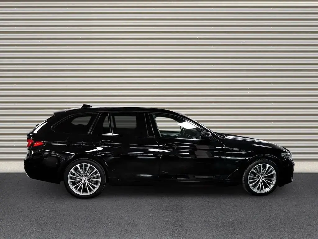 Main__Slider__Photo:BMW 5 Series 520d Stop & GO 3 Zonen Klimaautomatik 12/2022-1