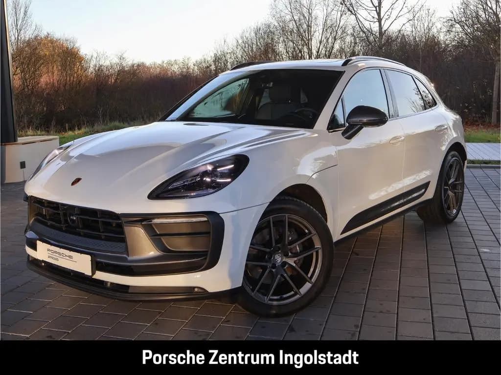 Main__Slider__Photo:Porsche Macan T Panorama SurrondView Abstandsregel Spurw 03/2024-0
