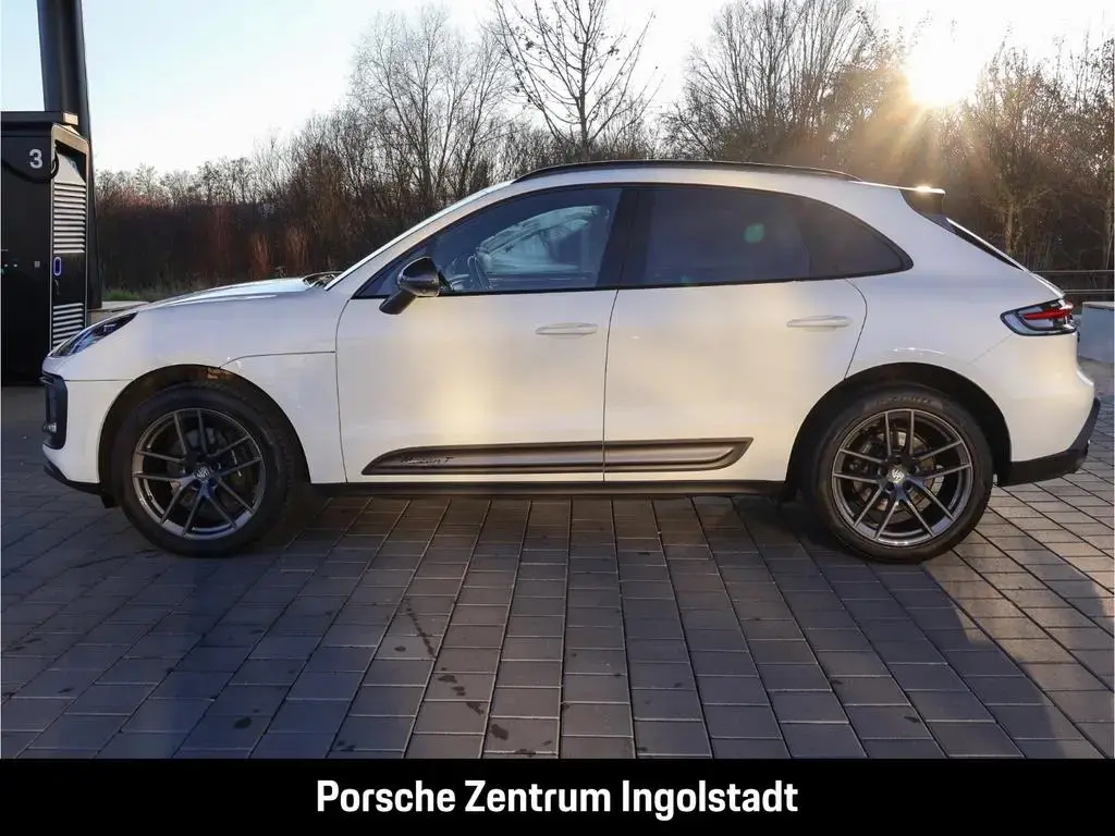 Main__Slider__Photo:Porsche Macan T Panorama SurrondView Abstandsregel Spurw 03/2024-1