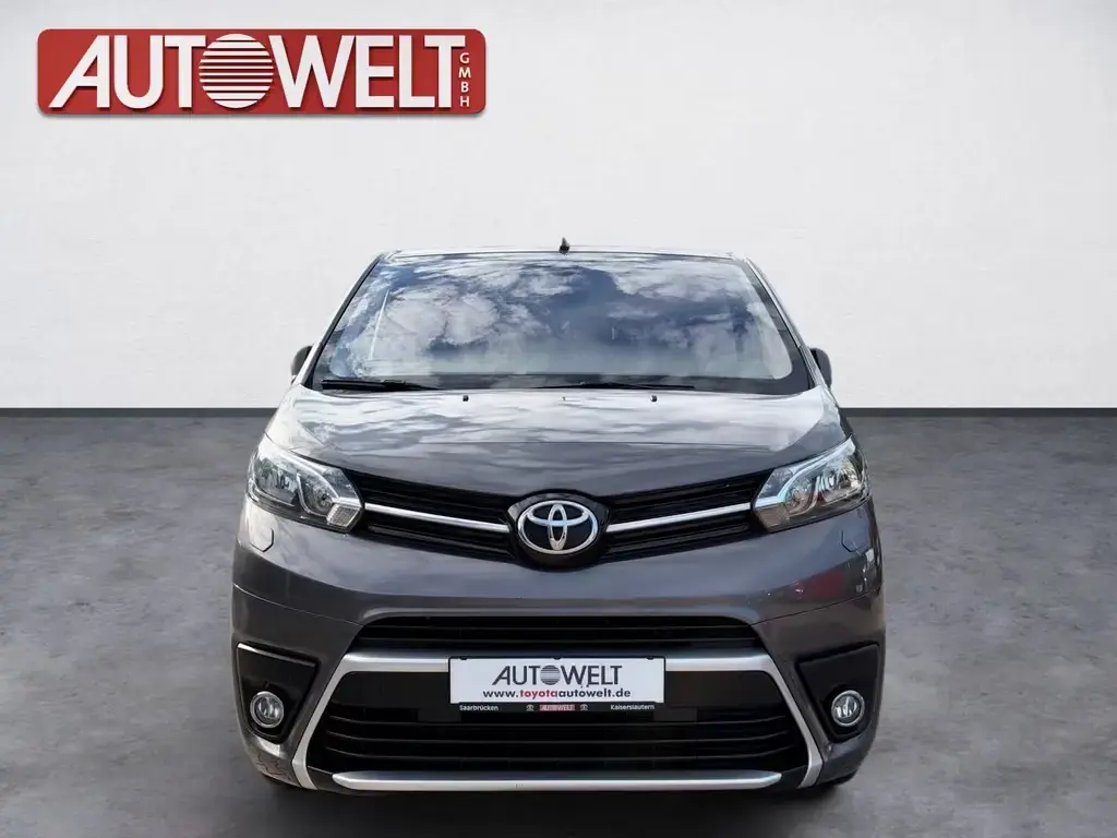 Main__Slider__Photo:Toyota Proace (Verso) Proace Verso 2.0-D-4D L1 5-türig Shuttle Plus 8 03/2022-1