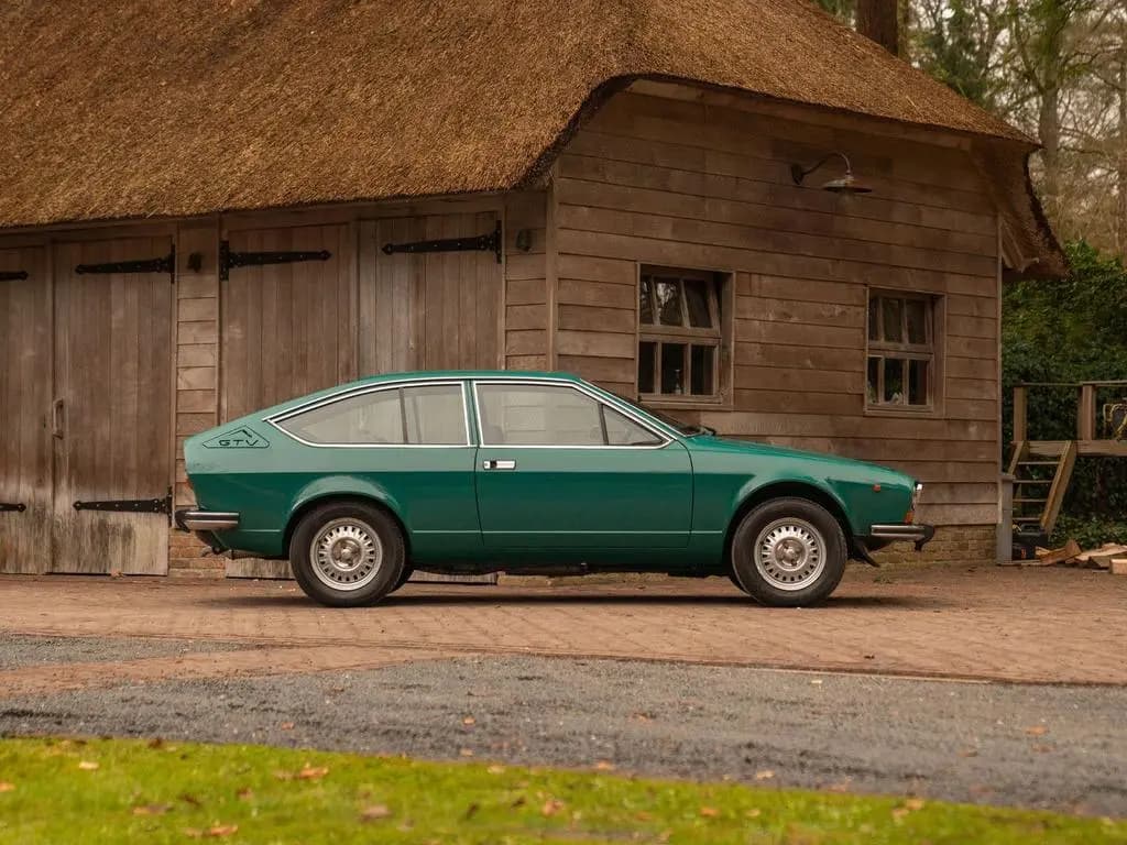 Main__Slider__Photo:Alfa Romeo Alfetta GTV 2000 11/1977-0