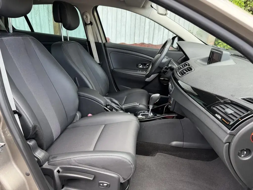 Main__Slider__Photo:Renault Megane III Grandtour BOSE Edition Automatik 09/2012-1