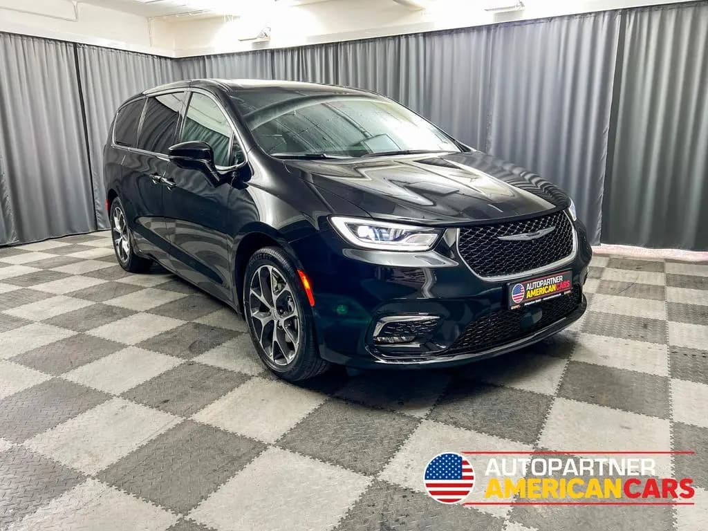 Main__Slider__Photo:Chrysler Pacifica Select 2026,Leder,7-Sitzer,360°-Kamera null-0