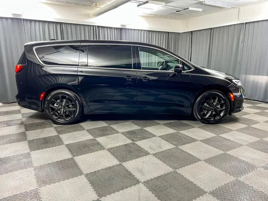 Main__Slider__Photo:Chrysler Pacifica Select 2026,Leder,7-Sitzer,360°-Kamera null-0