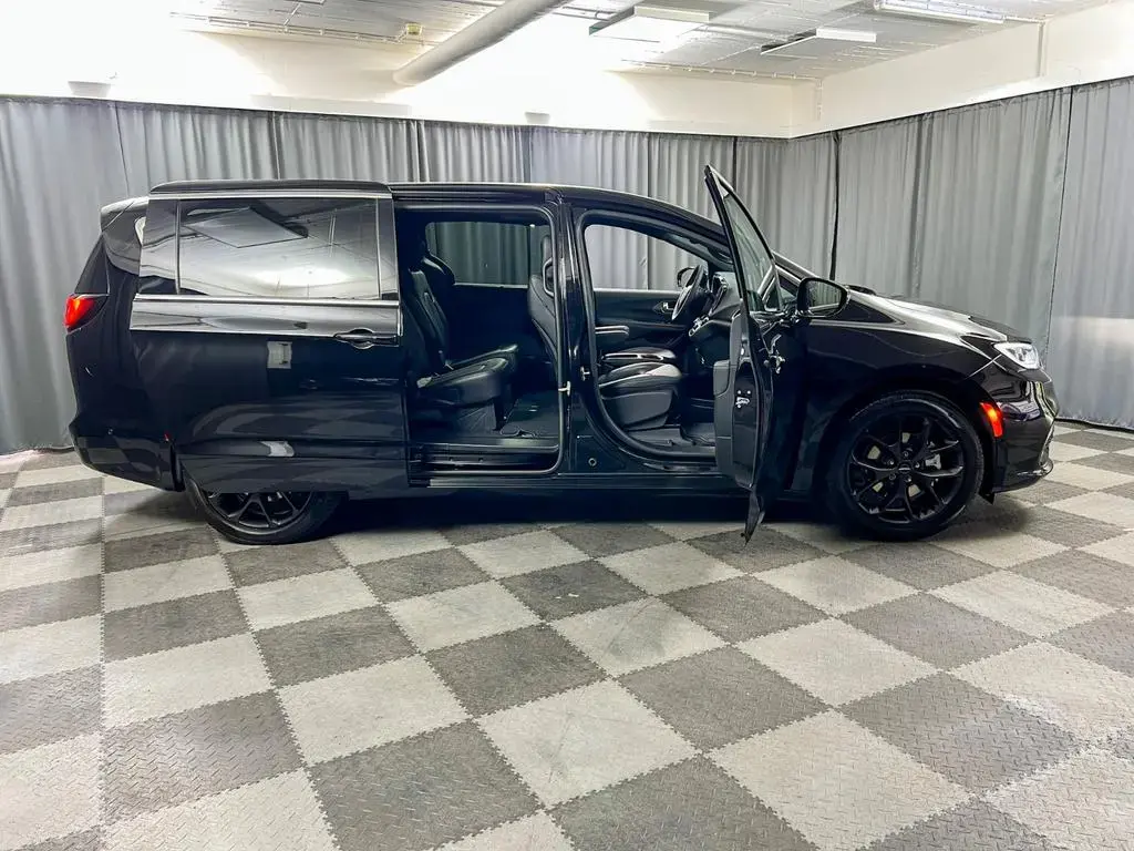Main__Slider__Photo:Chrysler Pacifica Select 2026,Leder,7-Sitzer,360°-Kamera null-1