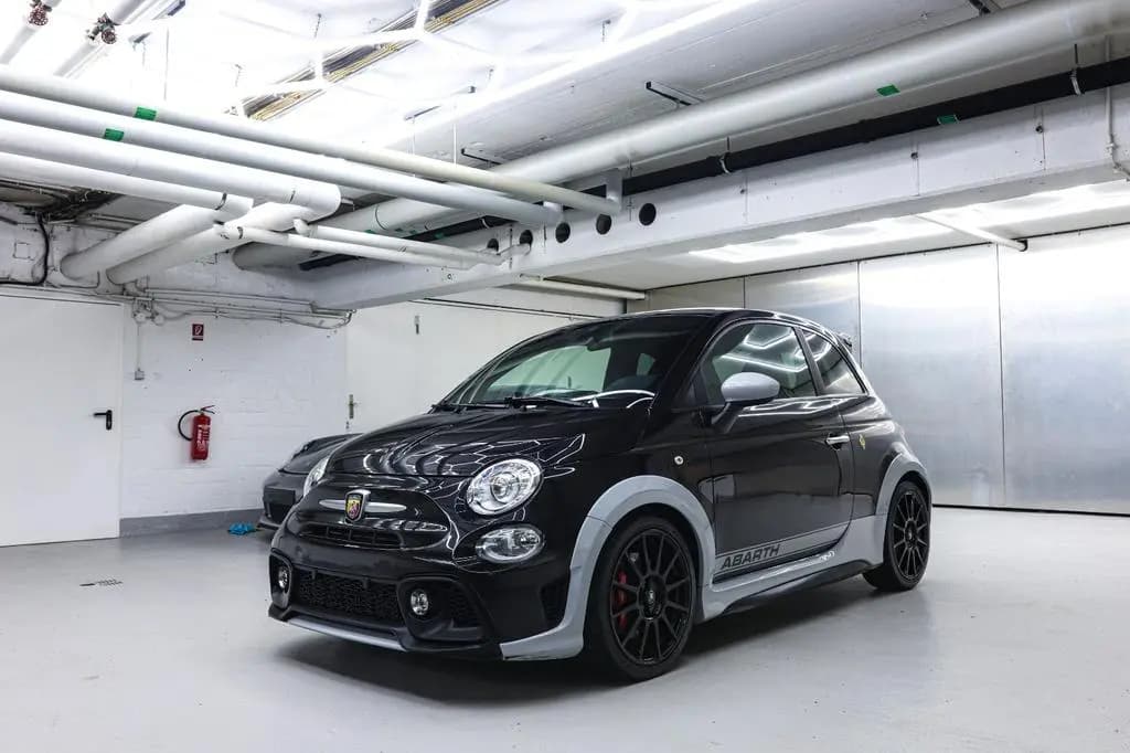 Main__Slider__Photo:Abarth 695 70th anniversario Limited Edition Sabelt 12/2020-0