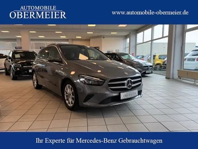 Main__Slider__Photo:Mercedes-Benz B-Class 180 Prog. 7G-DCT LED SHZ RFK Ambiente Pano-SHD 03/2019-0