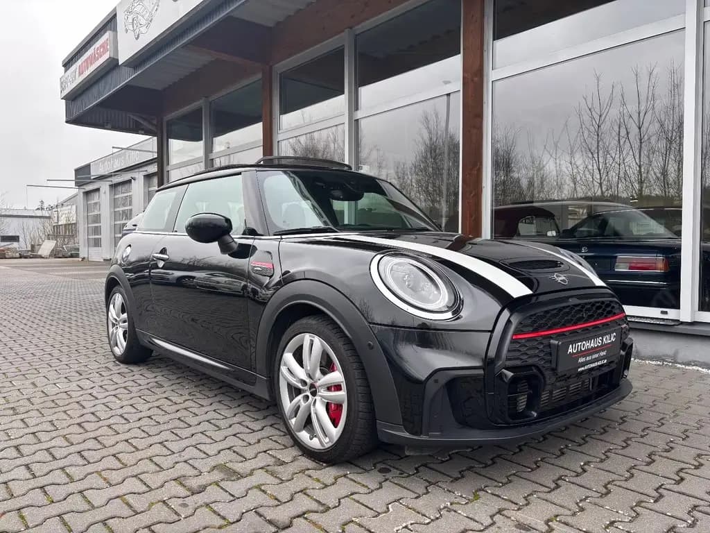 Main__Slider__Photo:MINI John Cooper Works Essential Trim Pano Harman 03/2024-0