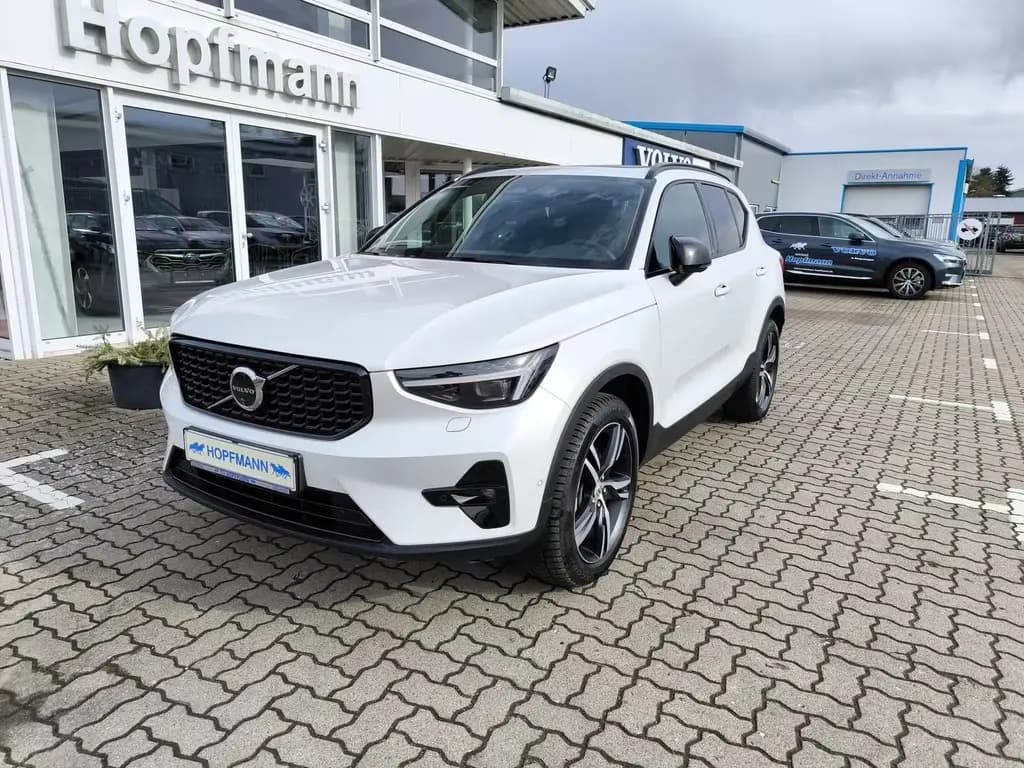Main__Slider__Photo:Volvo XC40 B3 Benzin Plus Dark 06/2025-0